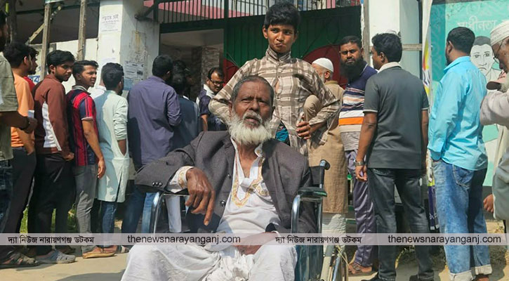 নাতীর সহযোগিতায় হুইল চেয়ারে ভোট দিলেন ৭০ বছরের আকবর