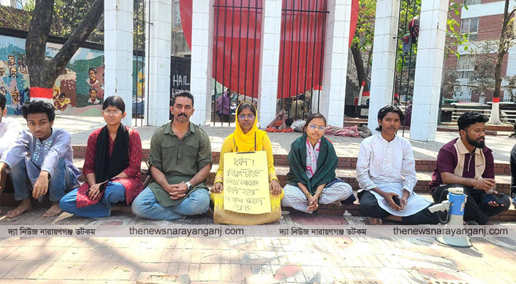 চাষাঢ়ায় শহীদ মিনারে ধর্ষণের বিরুদ্ধে প্রতিবাদী অবস্থান