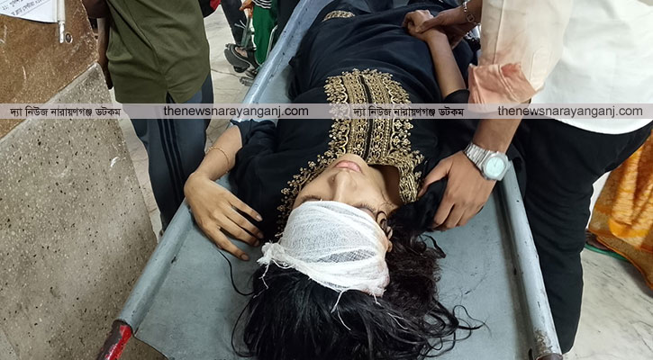 স্টেডিয়ামের সামনে ছিনতাই, তরুণী হাসপাতালে