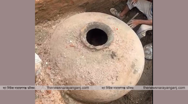 মাটির নিচে বিশাল আকৃতির প্রাচীন মটকায় গুপ্তধনের খবরে ভীড়