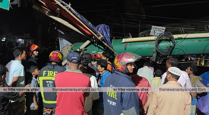 পঞ্চবটিতে বিশাল আকৃতি বিলবোর্ড ভেঙে লন্ডভন্ড দোকানপাট