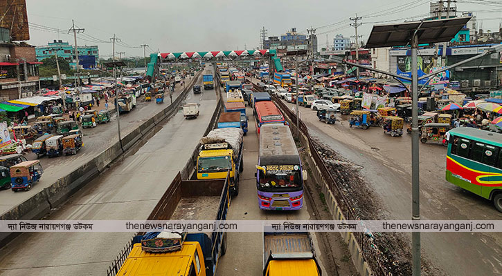 পাম্পে এলোমেলো পার্কিং আর দুর্ঘটনায় মহাসড়কে যানজট