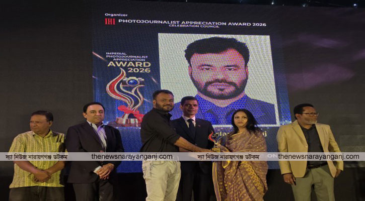 পুরস্কার পেলেন নারায়ণগঞ্জের ফটো সাংবাদিক সবুজ