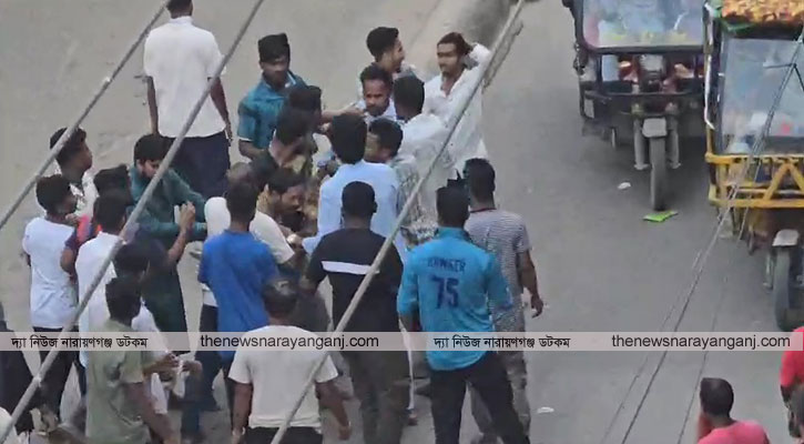 চাষাঢ়ায় উচ্ছেদকারী দলের উপর হকারদের হামলা