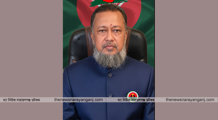 আমলাপাড়ায় মাদকসেবীকে পুলিশে সোপর্দ করলেন টিপু