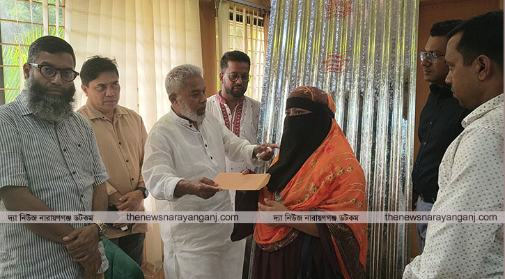 নিহত অটোরিকশা চালক মুমিনের পরিবারকে এমপি মান্নানের সহায়তা