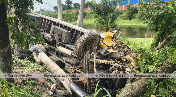 সোনারগাঁয়ে কাভার্ডভ্যান খাদে, চালক নিহত