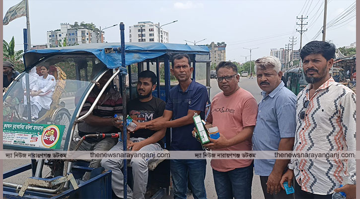 শ্রমজীবী মানুষের  মাঝে পানি ও খাবার  স্যালাইন বিতরণ