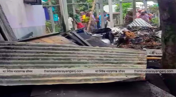 আড়াইহাজারে আগুনে তিন ঘর পুড়ে ছাঁই