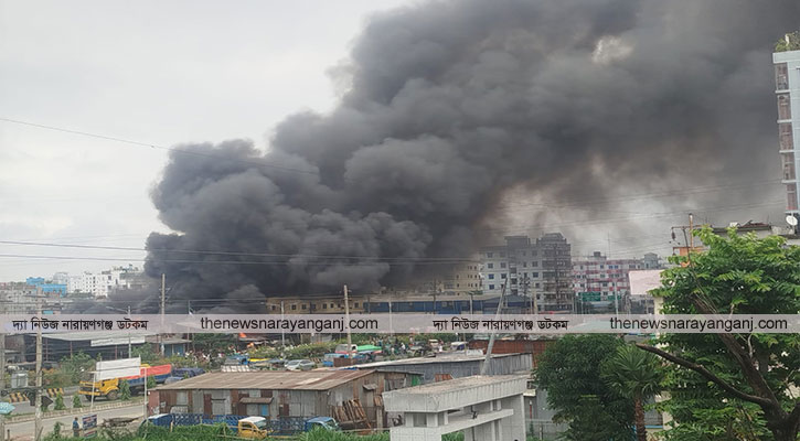 সস্তাপুরে আগুনে ঝুটের গুদামসহ ৪ দোকান পুড়ে ছাই