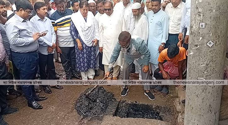নিজ হাতে ড্রেন পরিস্কার করলেন নাসিকের প্রশাসক