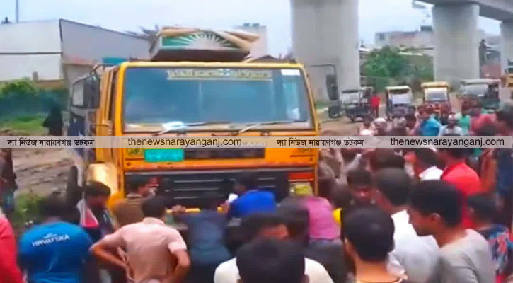 ফতুল্লায় রক্ষা পেল ট্রাক