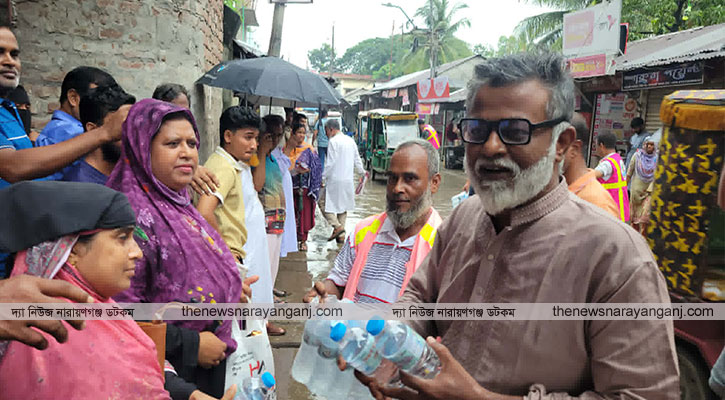 বৃষ্টিতে ভিজে পরিক্ষার্থী অভিভাবকদের জন্য টিম খোরশেদের পানি বিতরণ