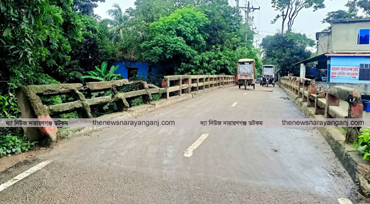 বন্দরে ঝুঁকিপূর্ণ সেতু দিয়েই চলছে ভারী যানবাহন