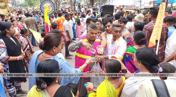 রথযাত্রীদের পানি দিলেন টিম খোরশেদ ও ওয়ার্কিং ফর বেটার নারায়ণগঞ্জ