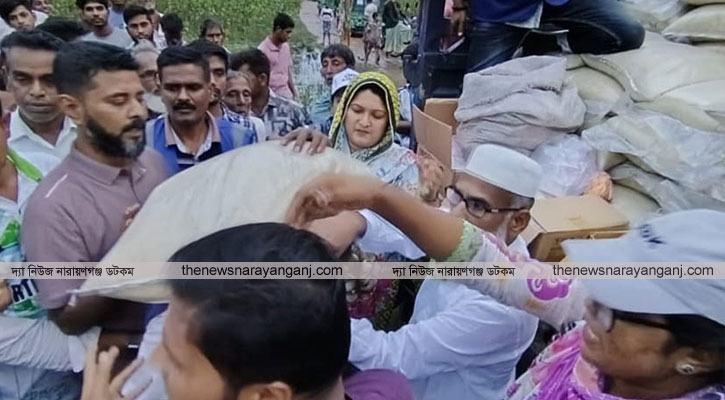 চট্রগ্রামে বন্যাকবলিতদের পাশে বিভা হাসান