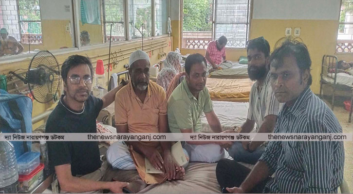 ফটোসাংবাদিক আমির হোসেনকে দেখতে হাসপাতালে যুবদল নেতা হুমায়ুন