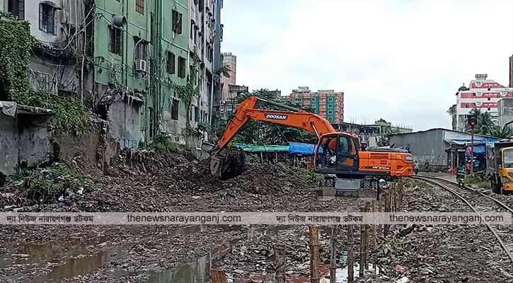 হকার পুনর্বাসনের সরানো হচ্ছে রেললাইনের পাশের সড়কের আবর্জনা