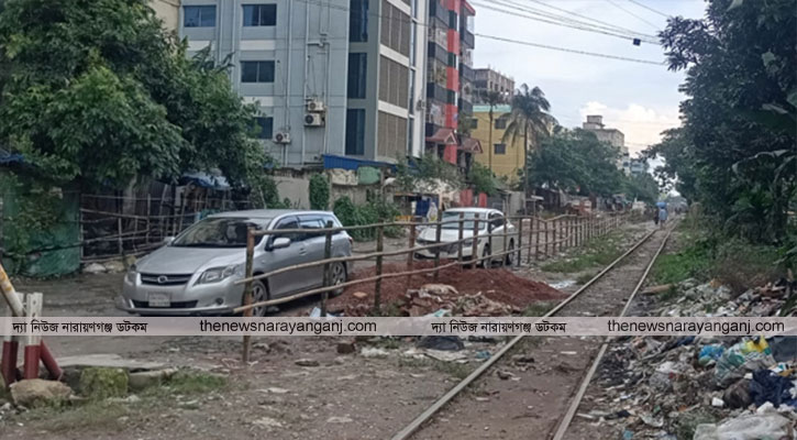 হকার পুনর্বাসনে রেল লাইনের পাশে বাঁশের বেড়া