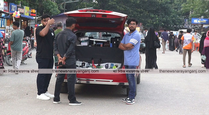 গাড়িতে পারফিউম বিক্রি করছেন নর্থ সাউথের শিক্ষার্থী