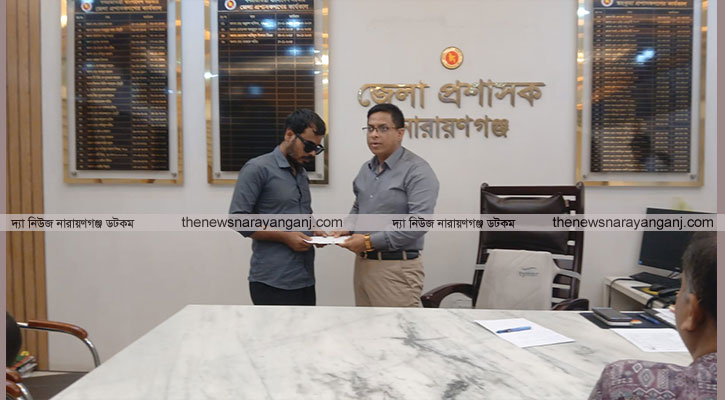 ঢাবিতে অর্নাস পড়ুয়া দৃষ্টি প্রতিবন্ধী শিক্ষার্থীর পাশে ডিসি