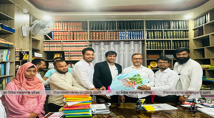 আইন কলেজের এডহক কমিটির আনোয়ার প্রধানকে শুভেচ্ছা