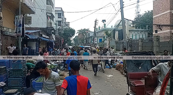 শায়েস্তা খান সড়কে অবৈধ বাজার বসিয়ে কোটি টাকার চাঁদাবাজি