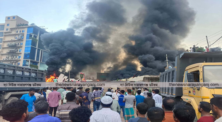 সিদ্ধিরগঞ্জে কেমিক্যাল গোডাউনে আগুন, মালিক পক্ষ উধাও