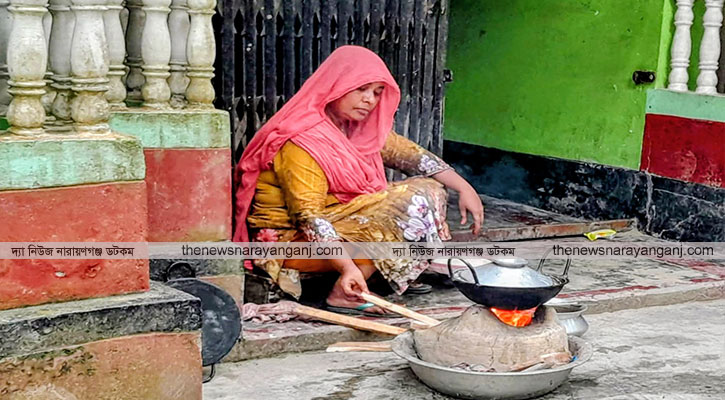 সোনারগাঁয়ে মাটির চুলায় রান্না