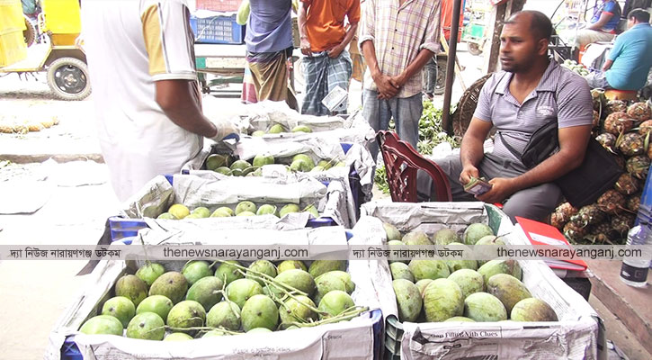নারায়ণগঞ্জের অর্ধশত বছরের পাইকারী ফলের আড়ৎ