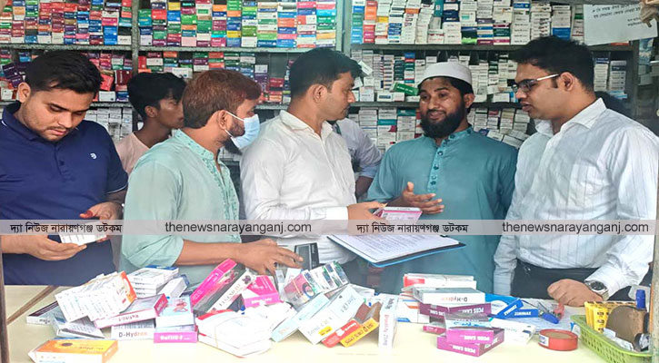 আড়াইহাজারে ম্যাজিস্ট্রেট দেখে ওষুধের দোকান বন্ধ করে পালালো