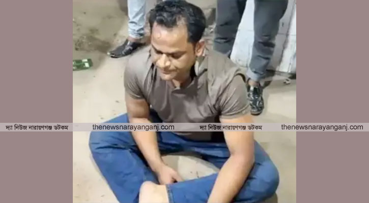 মদ্যপ অবস্থায় নৌপুলিশ কর্মকর্তার মাতলামি