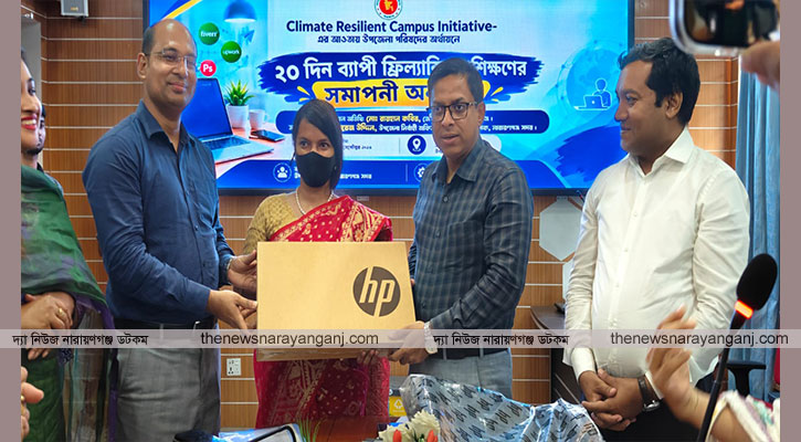 ল্যাপটপ হাতে আফসানা, দক্ষতার সনদে নতুন স্বপ্ন