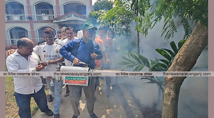 কাঁধে ফগার মেশিন নিয়ে মশক নিধনে নাসিক প্রশাসক সাখাওয়াত