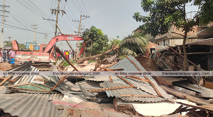 নবীগঞ্জে উচ্ছেদ দোকান-মার্কেট গুঁড়িয়ে রেলওয়ে কর্তৃপক্ষ