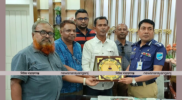 পুলিশ সুপারকে জার্নালিস্ট ইউনিটির সম্মাননা স্মারক প্রদান