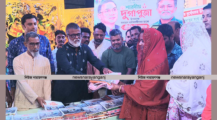 সিটি হরিজন কলোনীতে খোরশেদের বস্ত্র বিতরণ