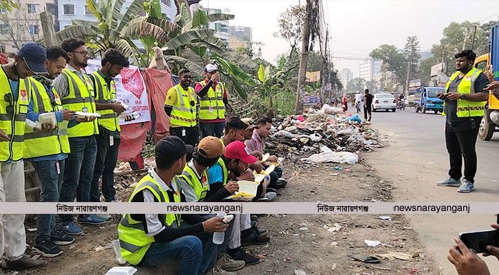ময়লার ভাগাড়ে খাবার খেয়ে তনুর প্রতিবাদ