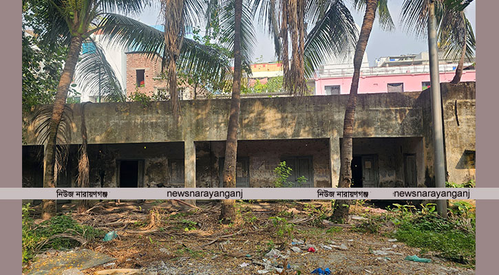 পরিত্যক্ত শ্রম কল্যাণ কেন্দ্রে মাদক ব্যবসায়ী সেবনকারীদের অভয়ারণ্য