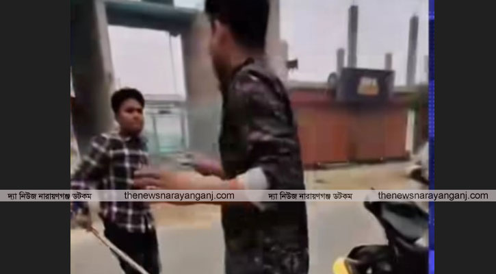 দুই যুবককে বেধড়ক মারছে এক তরুণ, ভিডিও ভাইরাল
