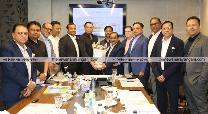 ইয়ার্ন মার্চেন্টে সভাপতি হওয়ায় এম সোলায়মানকে ফুলেল শুভেচ্ছা 