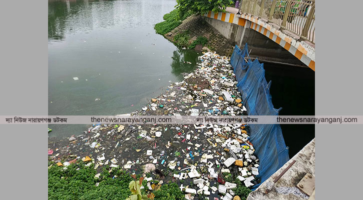 লেকের পানিতে লেপ তোষক