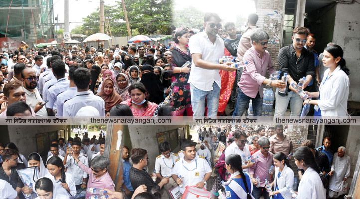 এসএসসি পরিক্ষার্থীদের কাছে জাকির খানের পানি বিতরণ