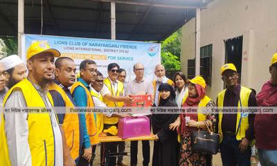 লায়ন্স ক্লাবের সেলাই মেশিন হুইল চেয়ার বিতরণ