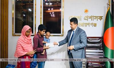 ব্যস্ততামুখর দিনেও মানবিক সহায়তায় জেলা প্রশাসকের উদারতা