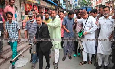 মশক নিধনকর্মীদের কাজ করছেন নেতারা