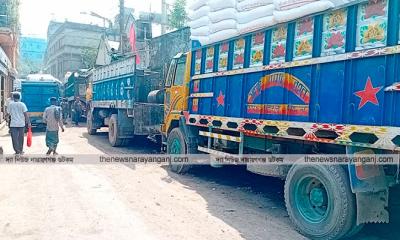 ডালপট্টিতে রাস্তা দখল করে লোড আনলোড