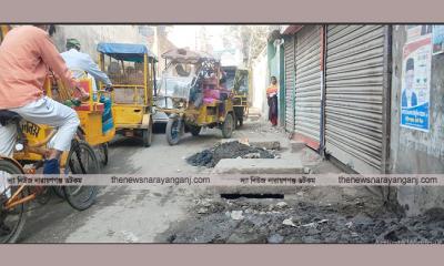 ড্রেনের ময়লা পড়ে থাকে সড়কে, যানজটে ভোগান্তি