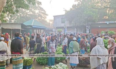 কৃষকের হাটের সবজি হাত বদলে বিক্রি হচ্ছে দ্বিগুন দরে