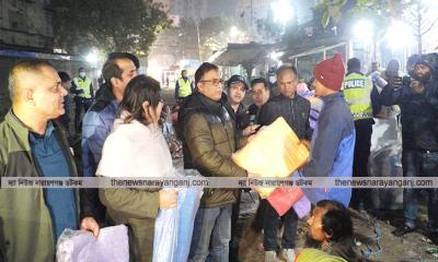 গভীর রাতে শীতার্তদের হাতে কম্বল তুলে দিলেন এসপি